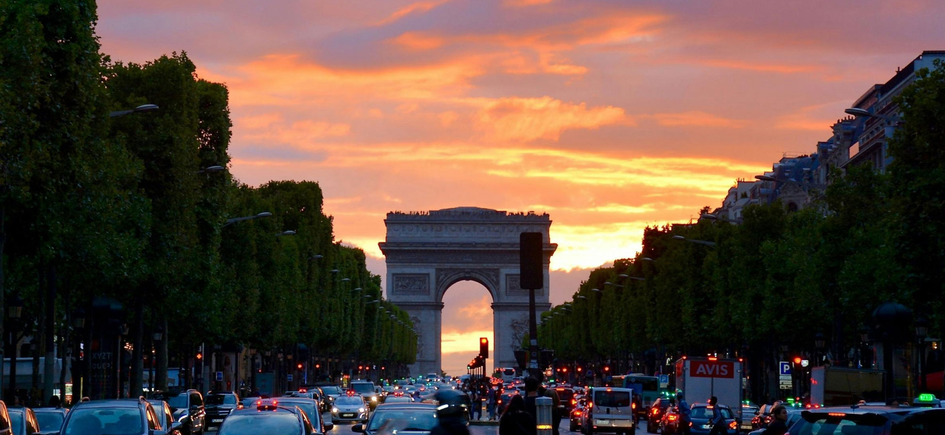 Arco do Triumfo, com obras-primas da arte mundial. Recrutamento de enfermeiros para carreiras internacionais