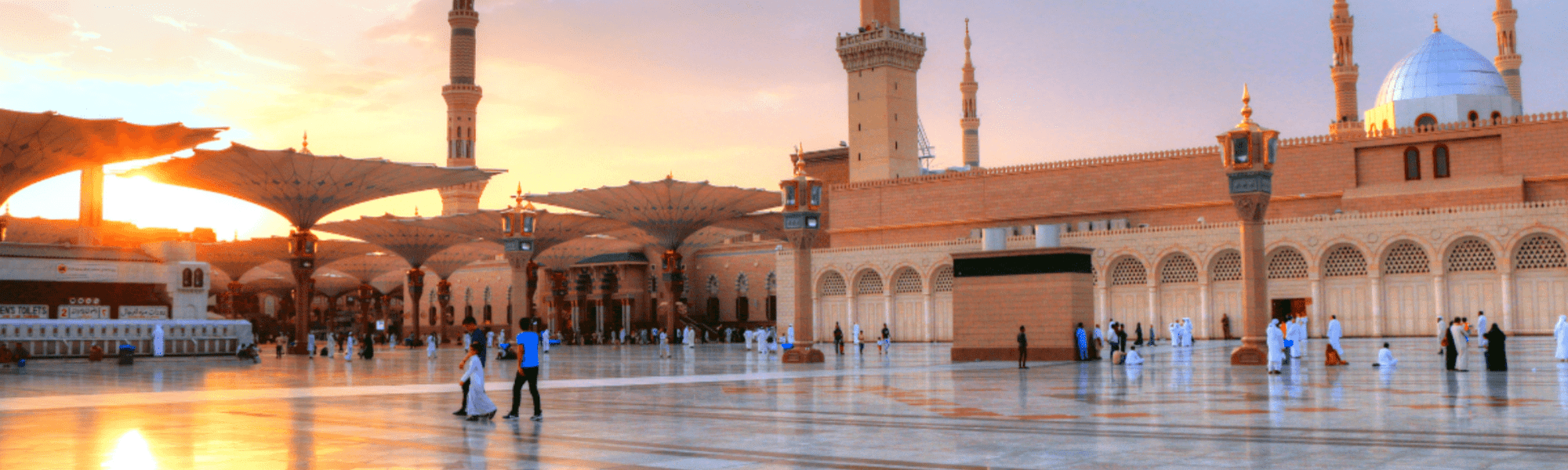 Abbigliamento tradizionale saudita, con un uomo in thobe e una donna in abaya.